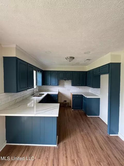 Kitchen - 654 Briarcliff Cir, Jackson, MS 39212 photo 1 of 3