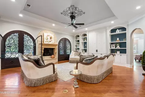 Living - 135 N Boone Dr, Hernando, MS 38632 photo 1 of 2