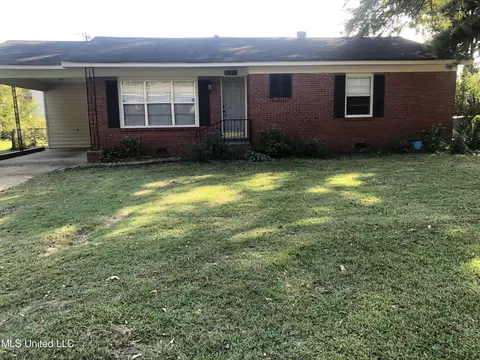 207 Evelyn St, Senatobia, MS 38668