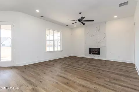 Living - 1487 John Thomas Cv, Hernando, MS 38632 photo 2 of 4