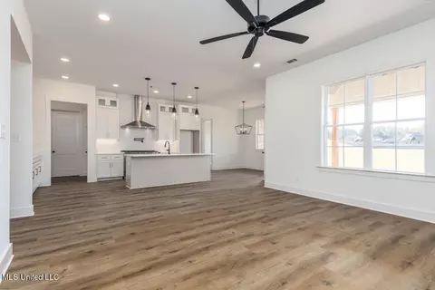 Living - 1487 John Thomas Cv, Hernando, MS 38632 photo 4 of 4