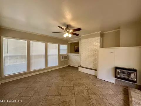 Living - 5214 Old Jackson Rd, Terry, MS 39170 photo 4 of 4