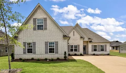 8882 Erin Banks Dr, Southaven, MS 38672