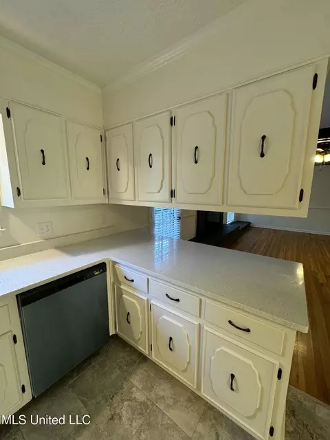 Kitchen - 4988 Starlanding Rd, Nesbit, MS 38651 photo 3 of 3
