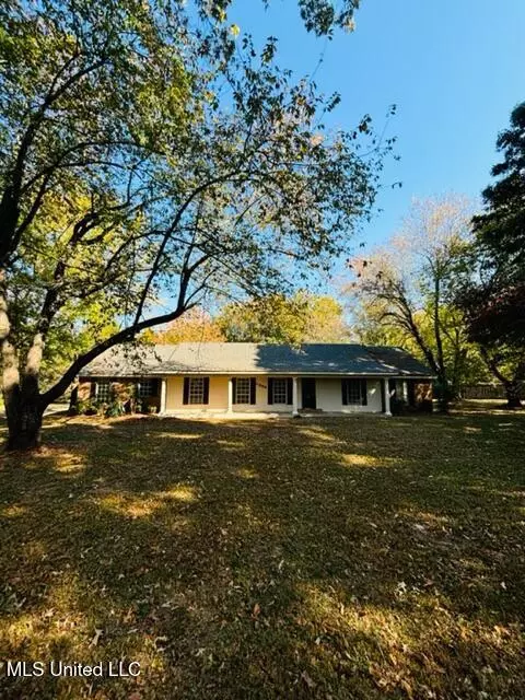 4988 Starlanding Rd, Nesbit, MS 38651