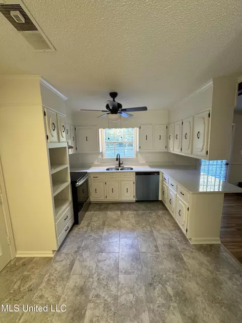 Kitchen - 4988 Starlanding Rd, Nesbit, MS 38651 photo 1 of 3