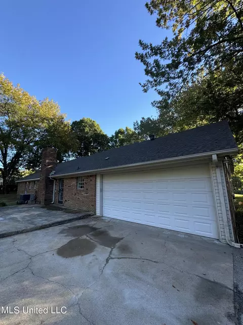Exterior - 4988 Starlanding Rd, Nesbit, MS 38651 photo 3 of 7