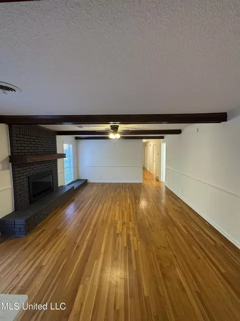 Living - 4988 Starlanding Rd, Nesbit, MS 38651 photo 3 of 4