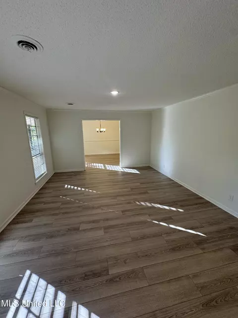 Living - 4988 Starlanding Rd, Nesbit, MS 38651 photo 1 of 4