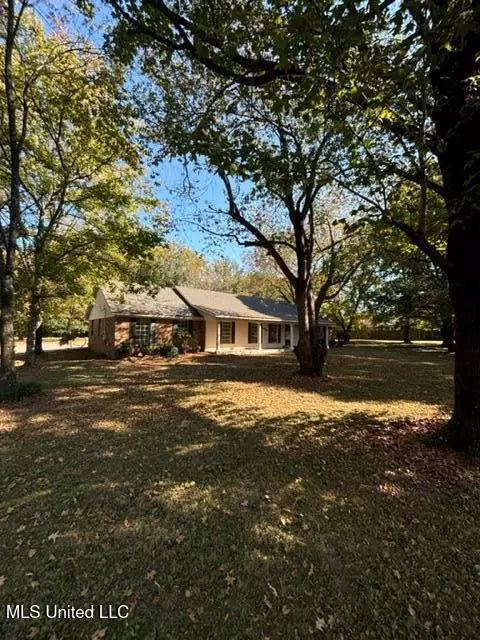 Exterior - 4988 Starlanding Rd, Nesbit, MS 38651 photo 2 of 7