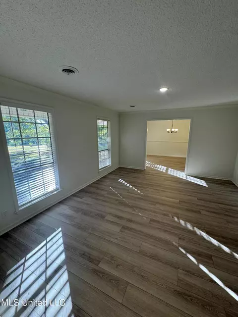 Living - 4988 Starlanding Rd, Nesbit, MS 38651 photo 2 of 4