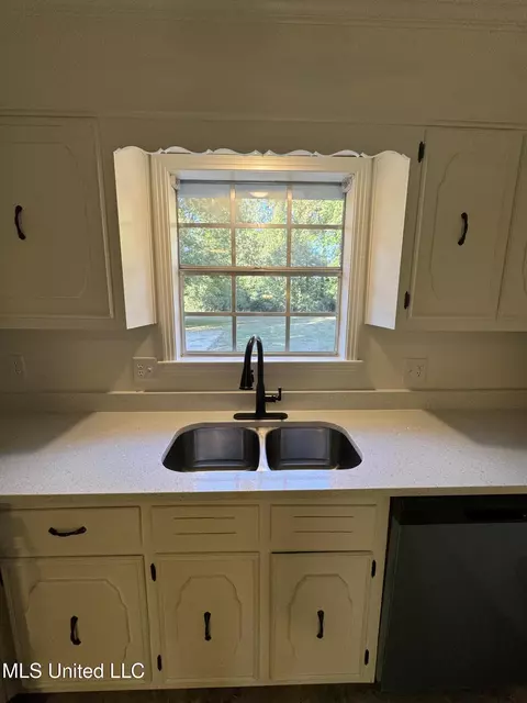 Kitchen - 4988 Starlanding Rd, Nesbit, MS 38651 photo 2 of 3