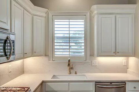 Kitchen - 714 S Chickasaw Dr, Flowood, MS 39232 photo 4 of 7