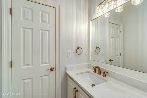 Bath - 714 S Chickasaw Dr, Flowood, MS 39232 photo 8 of 9