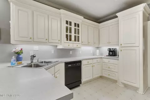 Kitchen - 105 Trace Ridge Dr, Clinton, MS 39056 photo 3 of 4