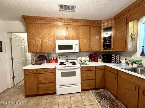 Kitchen - 148 Kemp Rd, Magee, MS 39111 photo 3 of 6