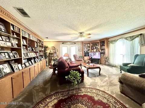 Living - 148 Kemp Rd, Magee, MS 39111 photo 2 of 4