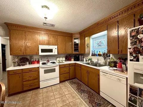 Kitchen - 148 Kemp Rd, Magee, MS 39111 photo 4 of 6