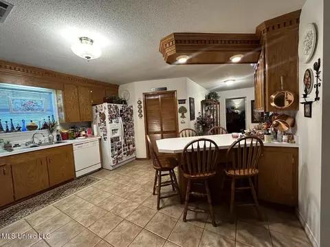 Kitchen - 148 Kemp Rd, Magee, MS 39111 photo 5 of 6