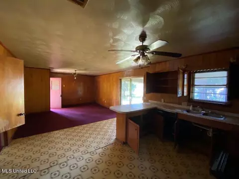 Living - 808 NE Boling St, Magee, MS 39111 photo 3 of 3