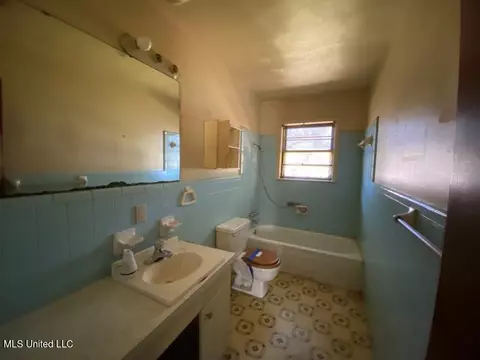 Bath - 808 NE Boling St, Magee, MS 39111 photo 1 of 1