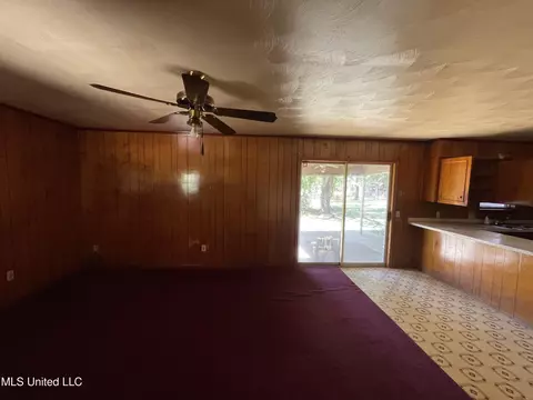 Living - 808 NE Boling St, Magee, MS 39111 photo 2 of 3