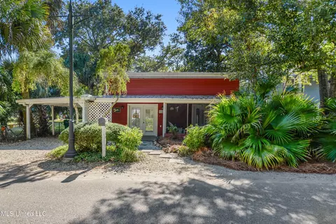 328 Demontluzin Ave, Bay Saint Louis, MS 39520