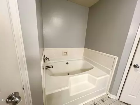Bath - 9430 Dunn Rd, Moss Point, MS 39562 photo 5 of 8