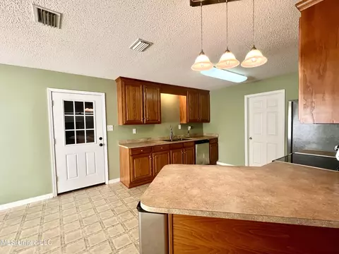Kitchen - 9430 Dunn Rd, Moss Point, MS 39562 photo 8 of 8
