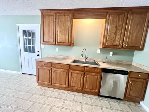 Kitchen - 9430 Dunn Rd, Moss Point, MS 39562 photo 4 of 8