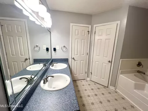 Bath - 9430 Dunn Rd, Moss Point, MS 39562 photo 4 of 8