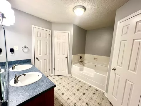 Bath - 9430 Dunn Rd, Moss Point, MS 39562 photo 3 of 8