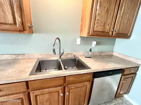 Kitchen - 9430 Dunn Rd, Moss Point, MS 39562 photo 5 of 8