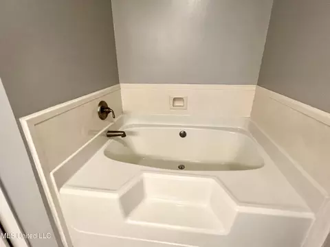 Bath - 9430 Dunn Rd, Moss Point, MS 39562 photo 6 of 8