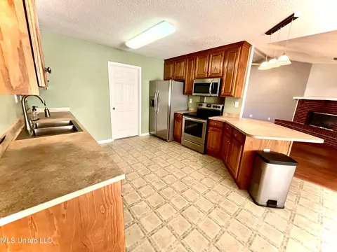 Kitchen - 9430 Dunn Rd, Moss Point, MS 39562 photo 6 of 8