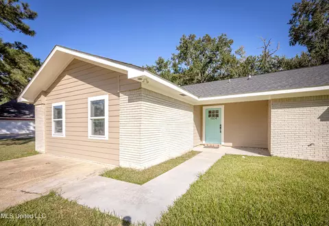 1504 E Village Pkwy, Gautier, MS 39553