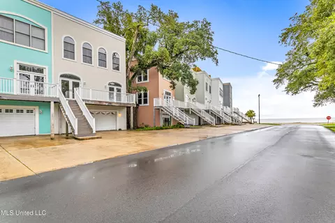 80 E Beach Blvd #6, Gulfport, MS 39507