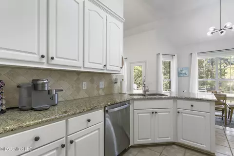 Kitchen - 107 Brierfield Dr, Madison, MS 39110 photo 6 of 6