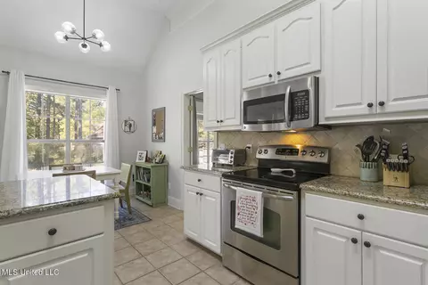 Kitchen - 107 Brierfield Dr, Madison, MS 39110 photo 2 of 6