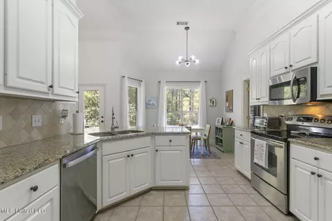 Kitchen - 107 Brierfield Dr, Madison, MS 39110 photo 5 of 6