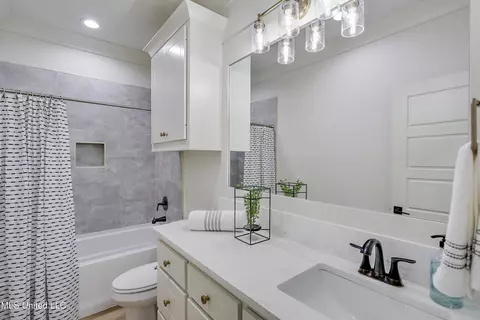 Bath - 129 Bronson Bnd, Flowood, MS 39232 photo 4 of 5