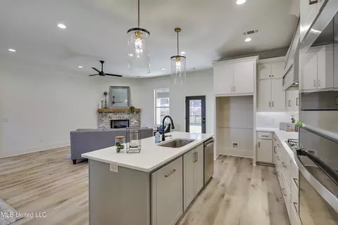 Kitchen - 129 Bronson Bnd, Flowood, MS 39232 photo 2 of 3