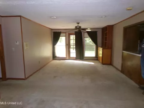 Living - 681 W Monroe St, Grenada, MS 38901 photo 1 of 1