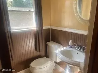 Entry Way - 681 W Monroe St, Grenada, MS 38901 photo 1 of 2