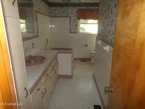 Bath - 681 W Monroe St, Grenada, MS 38901 photo 1 of 1