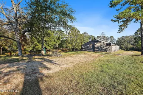 Exterior - 624 Mccluer Rd, Jackson, MS 39212 photo 9 of 10