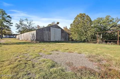 Exterior - 624 Mccluer Rd, Jackson, MS 39212 photo 8 of 10