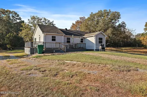 Exterior - 624 Mccluer Rd, Jackson, MS 39212 photo 7 of 10