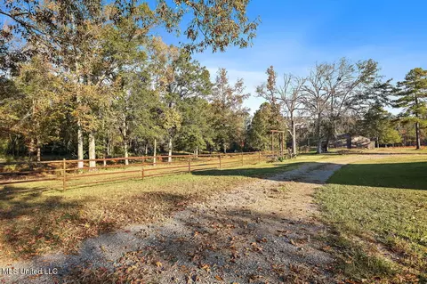 Exterior - 624 Mccluer Rd, Jackson, MS 39212 photo 10 of 10