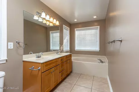 Bath - 2653 N Lamar Pl, Hernando, MS 38632 photo 1 of 3